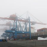 Im Nebel liegende Containerbrücken