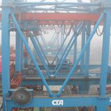 Containerbrücken am Terminal in Reihe und Glied