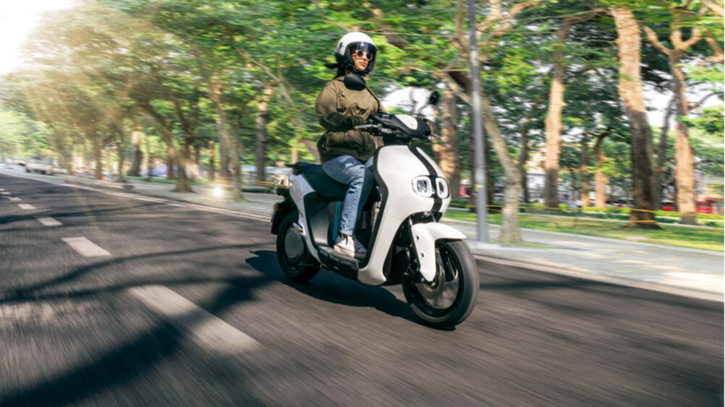 Yamaha brings back classics as e-scooters – with a replaceable battery