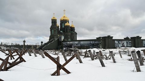 Die Kirche der russischen Streitkräfte liegt hinter Panzersperren. Die gehören zum Freizeitpark "Patriot" und erinnern an den Zweiten Weltkrieg