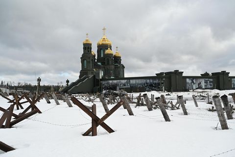 Die Kirche der russischen Streitkräfte liegt hinter Panzersperren. Die gehören zum Freizeitpark "Patriot" und erinnern an den Zweiten Weltkrieg