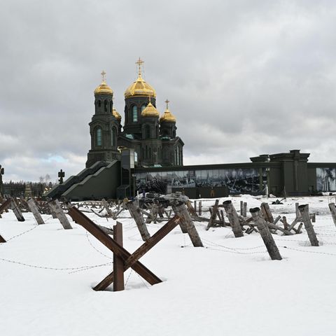 Die Kirche der russischen Streitkräfte liegt hinter Panzersperren. Die gehören zum Freizeitpark "Patriot" und erinnern an den Zweiten Weltkrieg