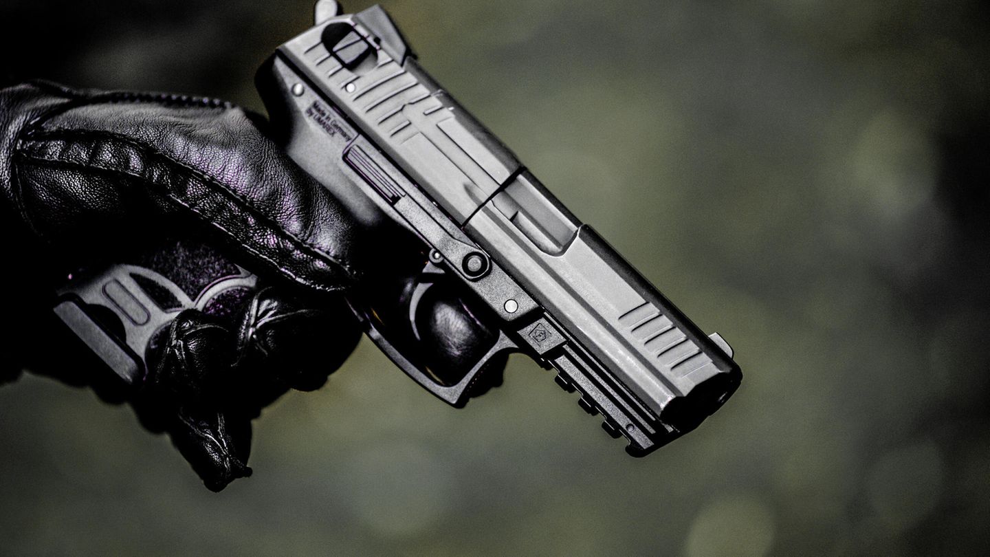 Eine Waffe als Symbolfoto für einen Überfall bei Aktenzeichen XY