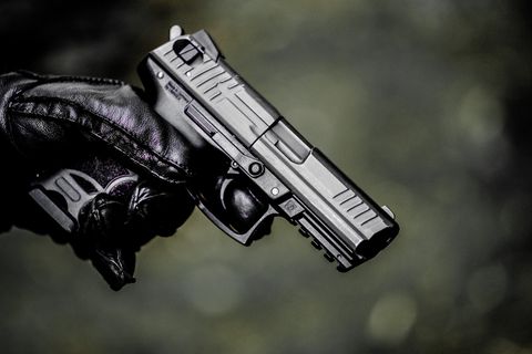 Eine Waffe als Symbolfoto für einen Überfall bei Aktenzeichen XY