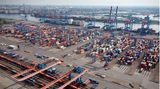 Blick auf den Güterbahnhof, die Lagerblöcke und die Containerbrücken