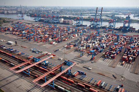 Blick auf den Güterbahnhof, die Lagerblöcke und die Containerbrücken