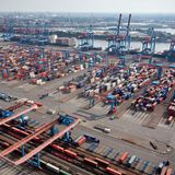 Blick auf den Güterbahnhof, die Lagerblöcke und die Containerbrücken