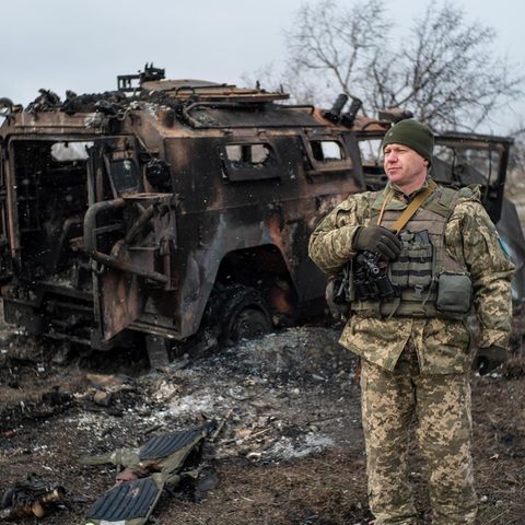 Bistrik Andrij: Der Kommandeur bei den Territorialen Verteidigungskräften inspiziert südlich von Saporischschja ein ausgebranntes Militärfahrzeug – die russischen Truppen sind etwa einen Kilometerentfernt