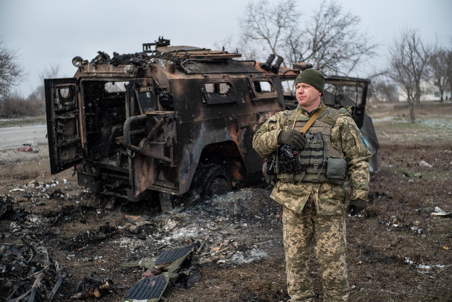 Ukraine-Krieg: Bistrik Andrij: Der Kommandeur bei den Territorialen Verteidigungskräften inspiziert südlich von Saporischschja ein ausgebranntes Militärfahrzeug – die russischen Truppen sind etwa einen Kilometerentfernt Bistrik Andrij: Der Kommandeur bei den Territorialen Verteidigungskräften inspiziert südlich von Saporischschja ein ausgebranntes Militärfahrzeug – die russischen Truppen sind etwa einen Kilometerentfernt