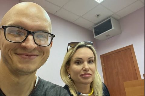 Die Journalistin Marina Owssjannikowa und ihr Anwalt Anton Gaschinski