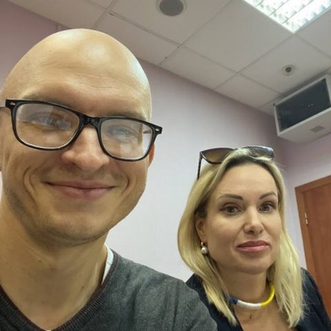 Die Journalistin Marina Owssjannikowa und ihr Anwalt Anton Gaschinski