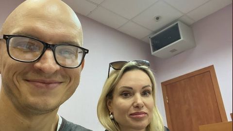 Die Journalistin Marina Owssjannikowa und ihr Anwalt Anton Gaschinski