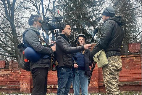 Kameramann Pierre Zakrzewski, US-Journalist Trey Yingst und die ukrainische Journalistin Oleksandra "Sasha" Kuvshynova