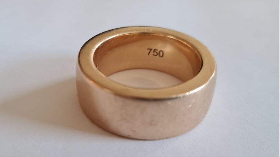 Aktenzeichen XY Ehering Unter der Beute befand sich auch dieser massiver Ring aus 750er Rotgold mit Datumsgravur