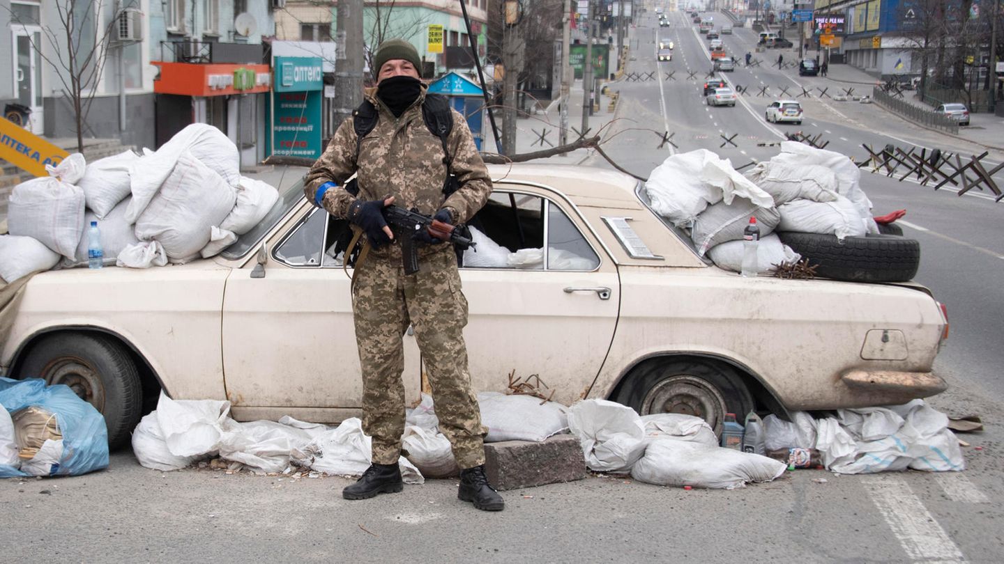 Ukraine-Krieg: In Kiew haben die Soldaten überall Straßensperren errichtet, so wie hier mit einem Auto, Sandsäcken und Müll. Im Hintergrund sind weitere Sperren zu erkennen, die russische Panzer aufhalten sollen In Kiew haben die Soldaten überall Straßensperren errichtet, so wie hier mit einem Auto, Sandsäcken und Müll. Im Hintergrund sind weitere Sperren zu erkennen, die russische Panzer aufhalten sollen