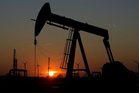 Energielieferungen: Totgesagte pumpen länger: Im niedersächsischen Emlichheim wird noch deutsches Erdöl per Pferdekopfpumpe gefördert