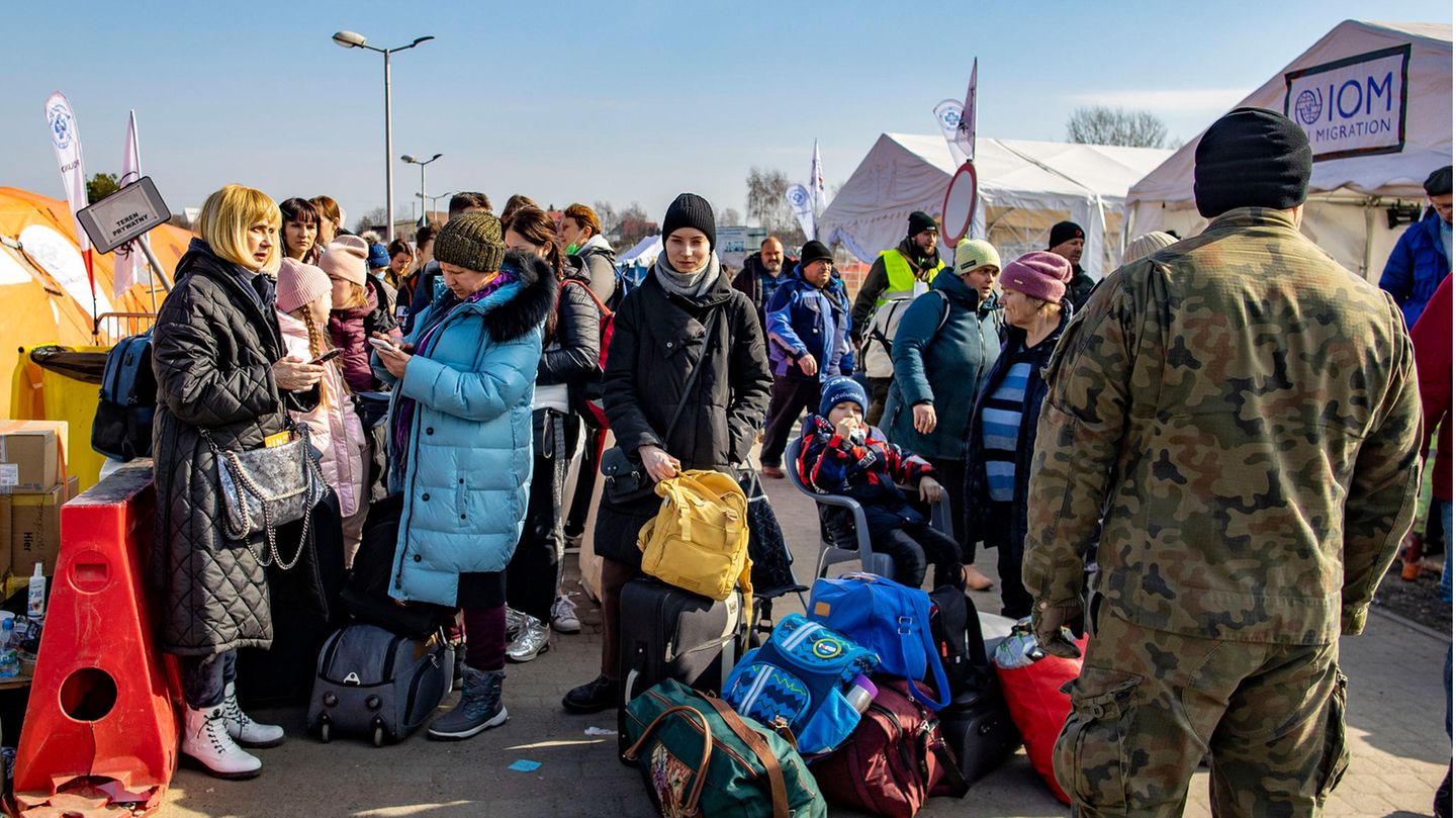 Geflüchtete aus der Ukraine werden an der ukrainisch-polnischen Grenze versorgt und in Empfang genommen