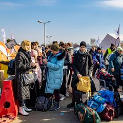 Geflüchtete aus der Ukraine werden an der ukrainisch-polnischen Grenze versorgt und in Empfang genommen