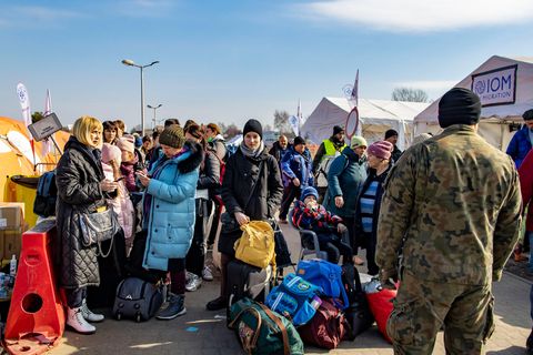 Geflüchtete aus der Ukraine werden an der ukrainisch-polnischen Grenze versorgt und in Empfang genommen