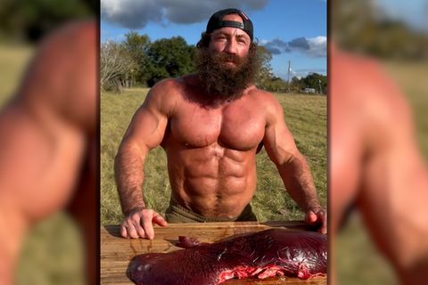 Influencer isst fast nur rohes Fleisch und sorgt für Diskussionen