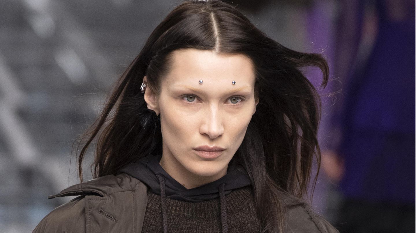 Das Model Bella Hadid auf dem Catwalk von Givenchy auf der Paris Fashion Week im März 2022