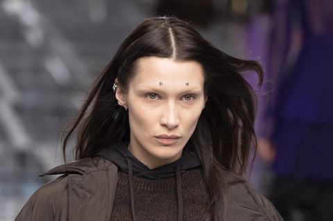 Das Model Bella Hadid auf dem Catwalk von Givenchy auf der Paris Fashion Week im März 2022