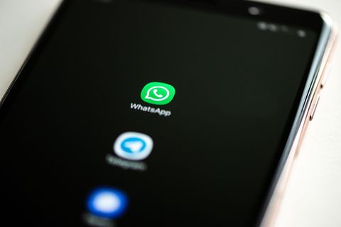 Ein Mobiltelefon zeigt die Apps mehrerer Messenger-Dienste