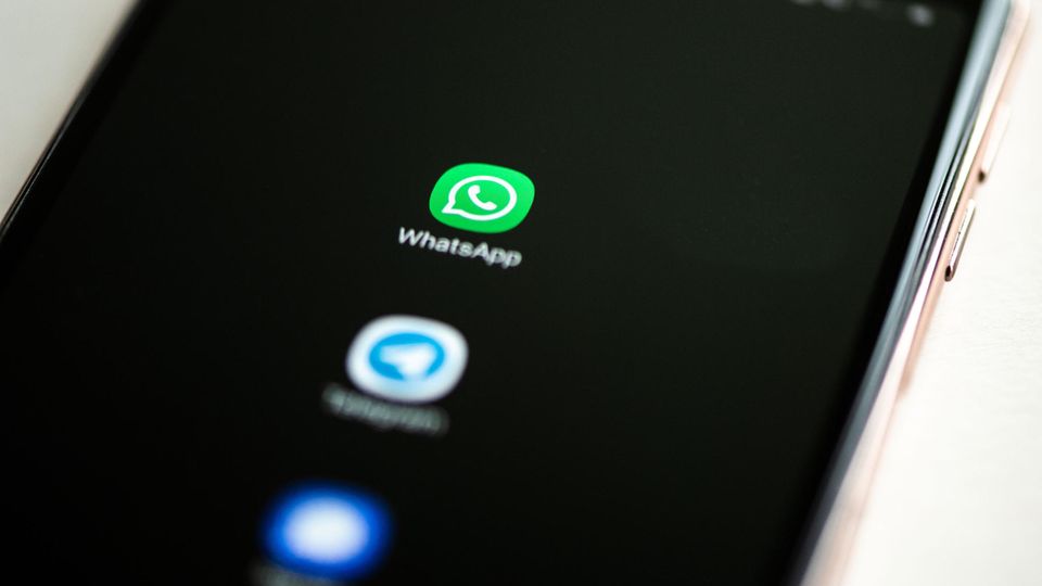 Ein Mobiltelefon zeigt die Apps mehrerer Messenger-Dienste