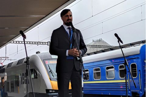 Oleksandr Kamyshin spricht in ein Mikrofon an einem Bahnhof