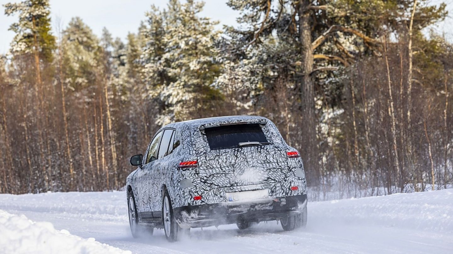 Winter testing Mercedes EQS SUV: powder snow and sand