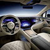 Der Innenraum des Mercedes EQS-SUV gleicht dem der Limousine, nur dass der Beifahrer-Bildschirm Bewegtbilder darstellen kann
