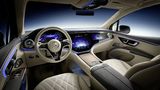 Der Innenraum des Mercedes EQS-SUV gleicht dem der Limousine, nur dass der Beifahrer-Bildschirm Bewegtbilder darstellen kann