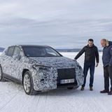 Holger Enzmann, Leiter Entwicklung Gesamtfahrzeug EQS-SUV (rechts) erklärt die Details