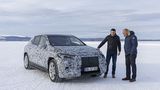 Holger Enzmann, Leiter Entwicklung Gesamtfahrzeug EQS-SUV (rechts) erklärt die Details
