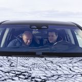 Holger Enzmann (re.) erklärt die Bedienung des Infotainments