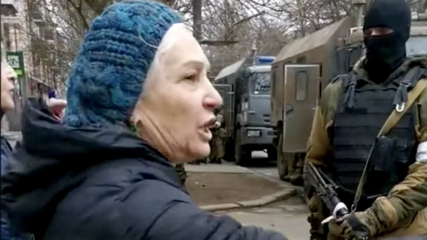 Ukraine War: Woman opposes Russian soldiers
