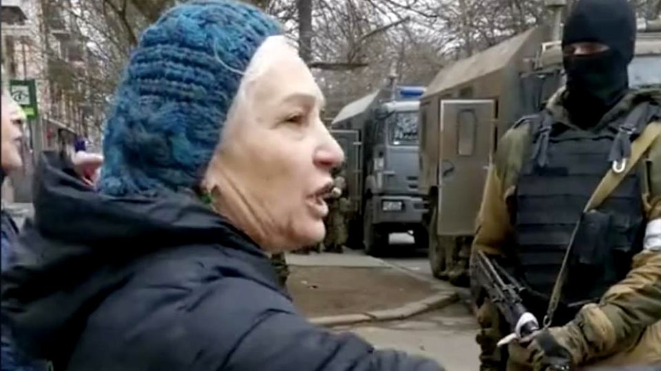 Ukraine-Krieg: Frau stellt sich russischen Soldaten entgegen