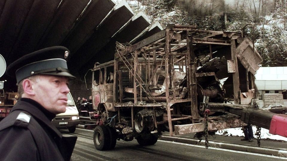 Die Überreste eines Feuerwehrautos im Mont Blanc Tunnel