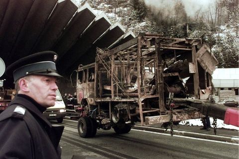 Die Überreste eines Feuerwehrautos im Mont Blanc Tunnel
