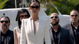 16. März  Nach DEM Cliffhanger in der letzten Episode von "Queen Of The South" wünschen sich Fans definitiv eine sechste Staffel. Doch die wird es leider nicht mehr geben. Der Grund: Die Serie ist kein Netflix Original, sondern wird vom US-amerikanischen Sender USA Network produziert. Oder besser gesagt: wurde. Der Sender strukturiert nun sein Programm um: In Zukunft soll es mehr Reality-Shows statt kostspieliger Serienformate geben, wie das Unterhaltungsportal "HITC" berichtet. In der Serie geht es um Teresa Mendoza, deren Freund von einem Drogenboss ermordet wurde. Um die Hintermänner ausfindig zu machen und sich zu rächen, steigt sie selbst ins Drogengeschäft ein. Und wird dabei erfolgreich.