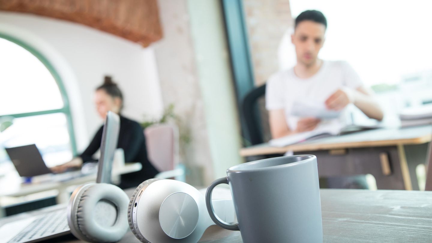 Zwei junge Leute arbeiten in einem Coworking Space