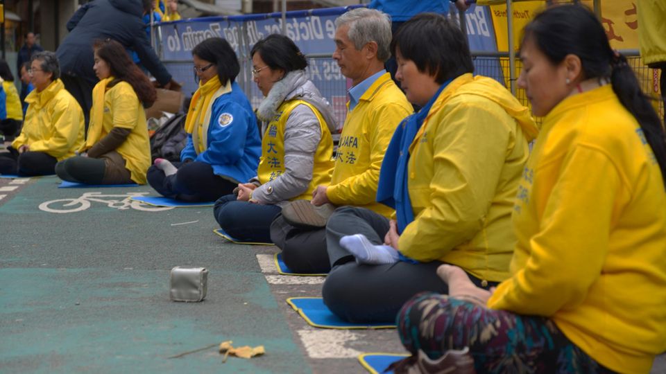 Menschen sitzen auf der Straße und meditieren