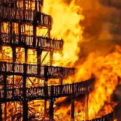 Ein Nachbau des "Turm zu Babel" wird in Russland verbrannt – eine Tradition, um den Winter zu vertreiben.