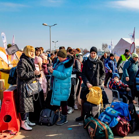 Geflüchtete aus der Ukraine warten kurz hinter der Grenze zur Ukraine