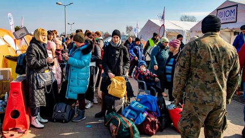 Geflüchtete aus der Ukraine warten kurz hinter der Grenze zur Ukraine