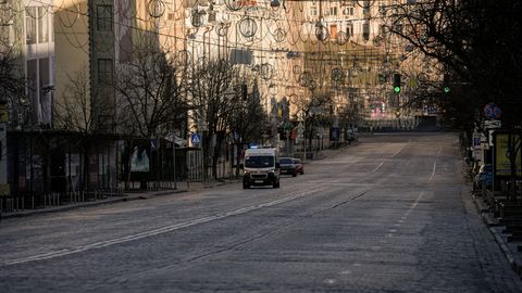 Menschenleere Straße in Kiew