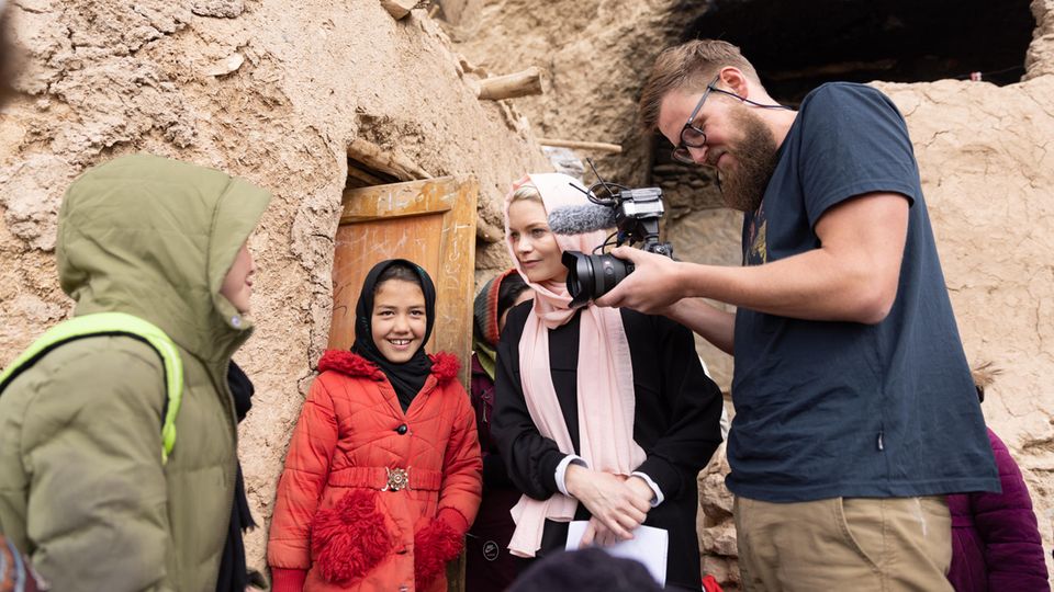 Taliban: Liv van Boetticher im Gespräch mit zwei afghanischen Mädchen