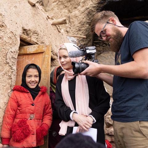 Taliban: Liv van Boetticher im Gespräch mit zwei afghanischen Mädchen