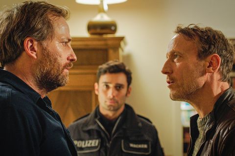 Wotan Wilke Möhring (rechts) in einer Szene aus dem Tatort, er befragt einen Zeugen