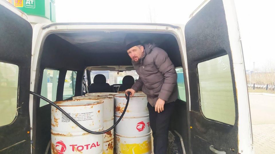 Von Stiftung stern gefördert: Der Leiter des Altenheims "Haus der Barmherzigkeit" unweit von Marinka bei Donezk hat 1000 Liter Diesel geladen, damit der neue Generator funktioniert. Proliska hatte Generator und Treibstoff organisiert Der Leiter des Altenheims "Haus der Barmherzigkeit" unweit von Marinka bei Donezk hat 1000 Liter Diesel geladen, damit der neue Generator funktioniert. Proliska hatte Generator und Treibstoff organisiert